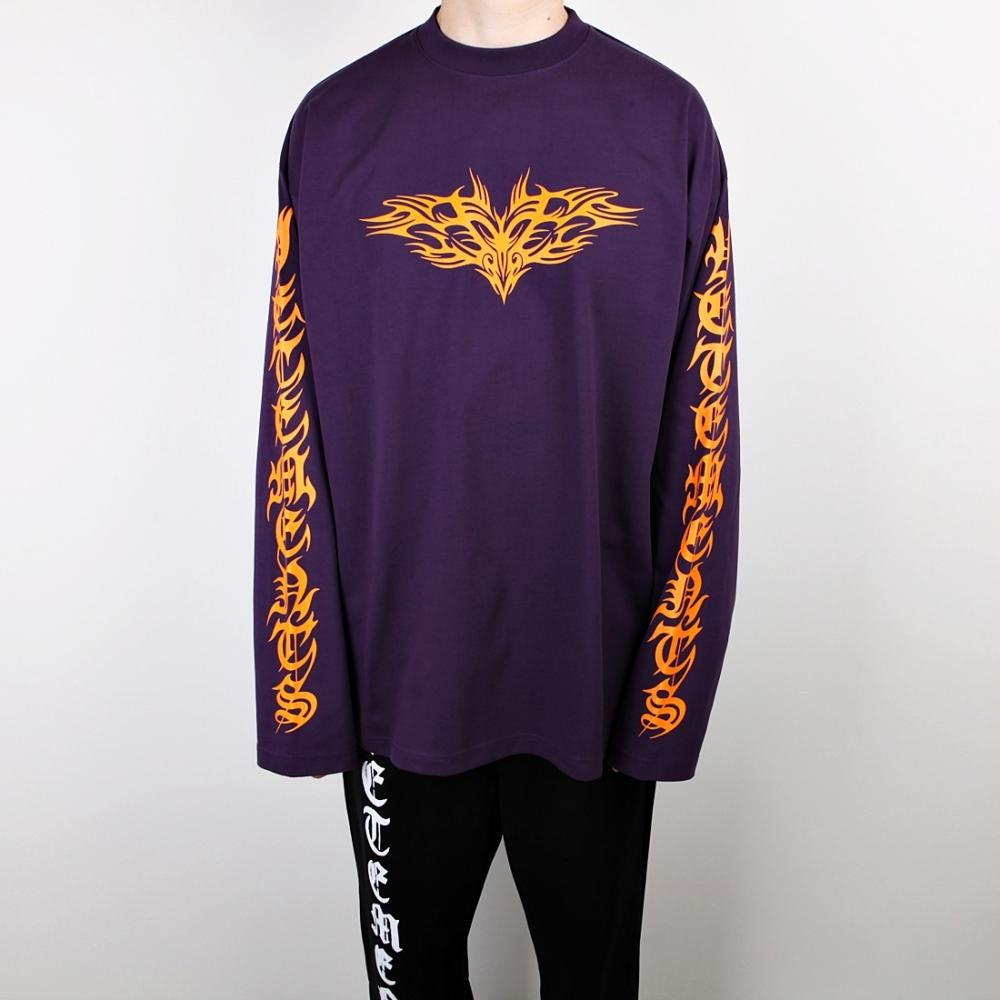 

Футболка Vetements с длинным рукавом и готическим логотипом с длинным рукавом, фиолетовая UA52TR590P