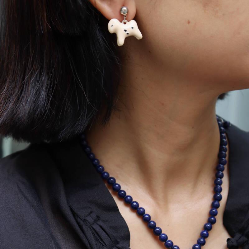 Emaille Pferdeanhänger Halskette mit Lapislazuli-Perlen – Lässiger Urlaubsstil