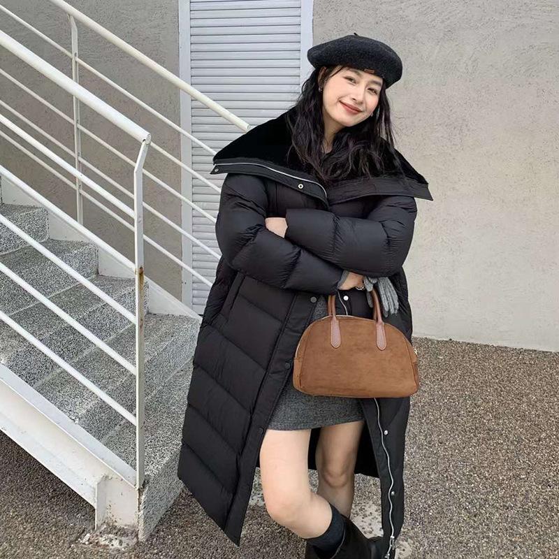 

Large lapel lamb wool long down jacket women s 2025 winter fashion high-end thickened loose knee white duck down jacket M чорний