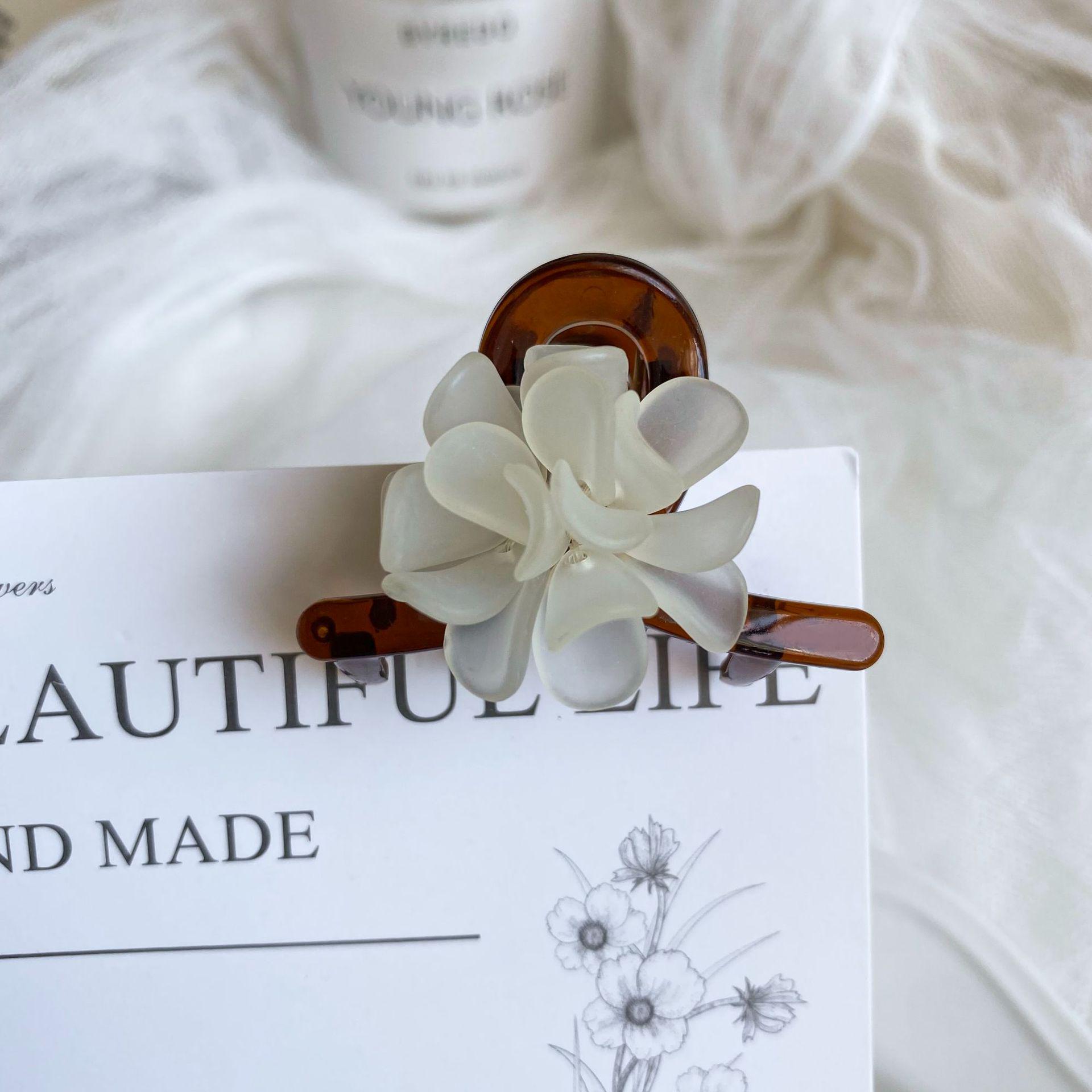 

Заколка для волос «Камелия 2024 Принцесса» с завязками на половину длины