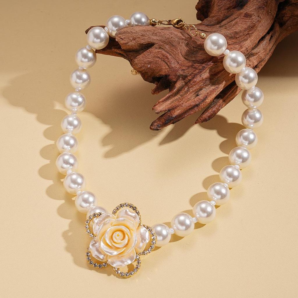 Geometric Round Flower Pearl Clavicle Necklace: Retro European & American Design