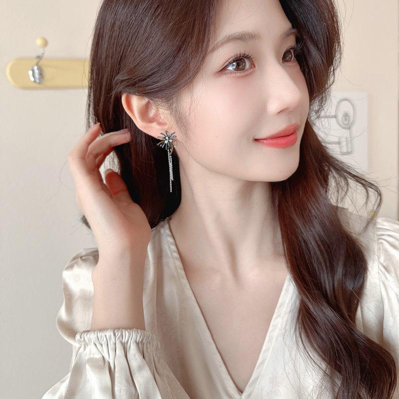 Women's Light Luxury Design Elegant Fireworks Long Pendant Earrings Fashionable And Versatile Niche Design Earrings