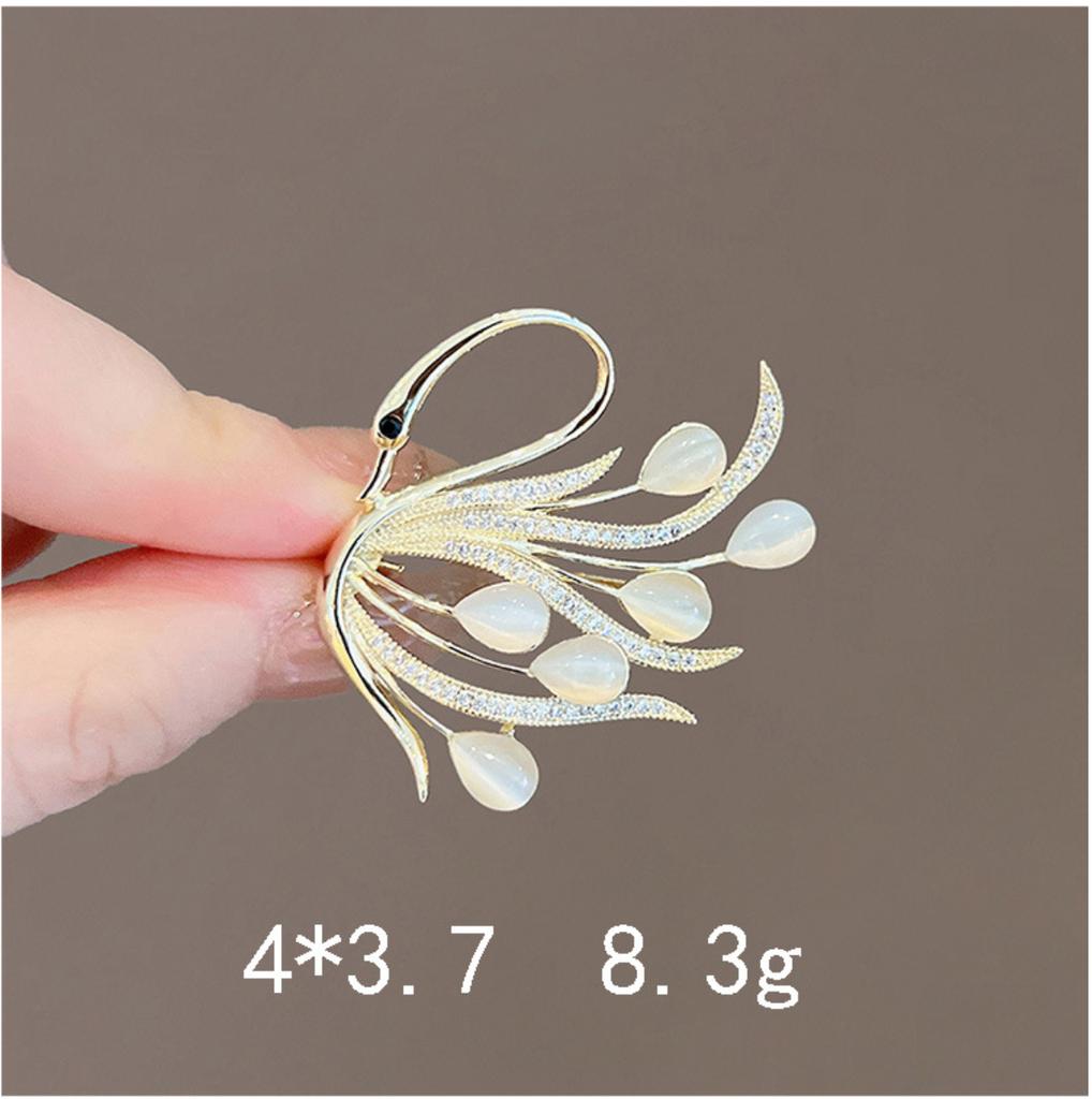 Modische Perlen-Schmetterling Strass Broschen für Damen Elegante Metall Befestigungs Kleider Pins Täglicher High-End Schmuck