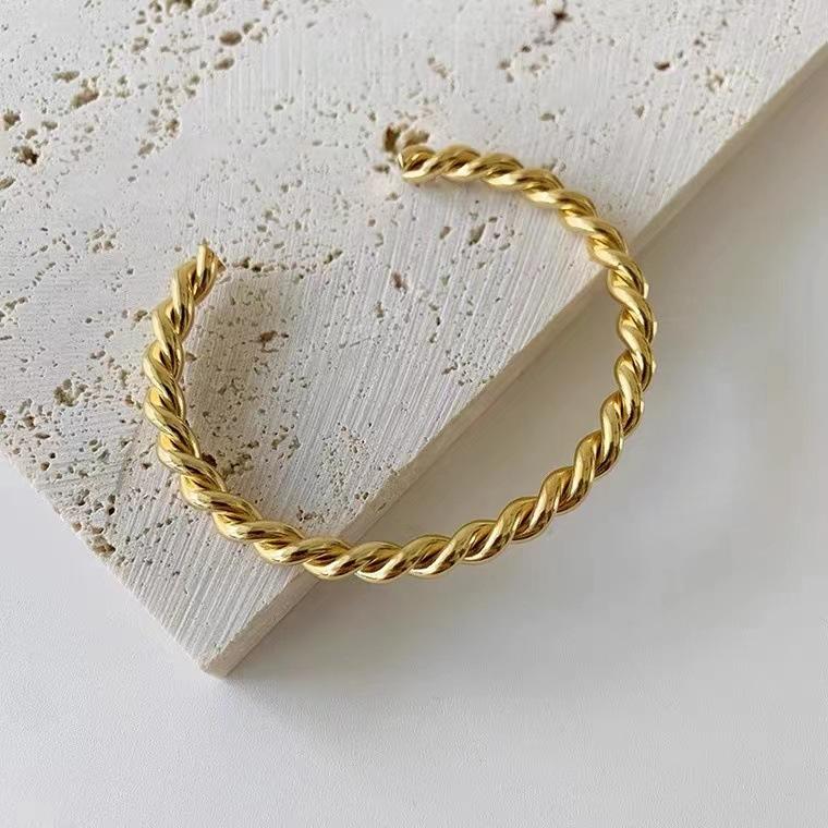 

2025 простой браслет-цепочка в форме буквы C модный тонкий уличный браслет из титановой стали с золотым покрытием женский золотой