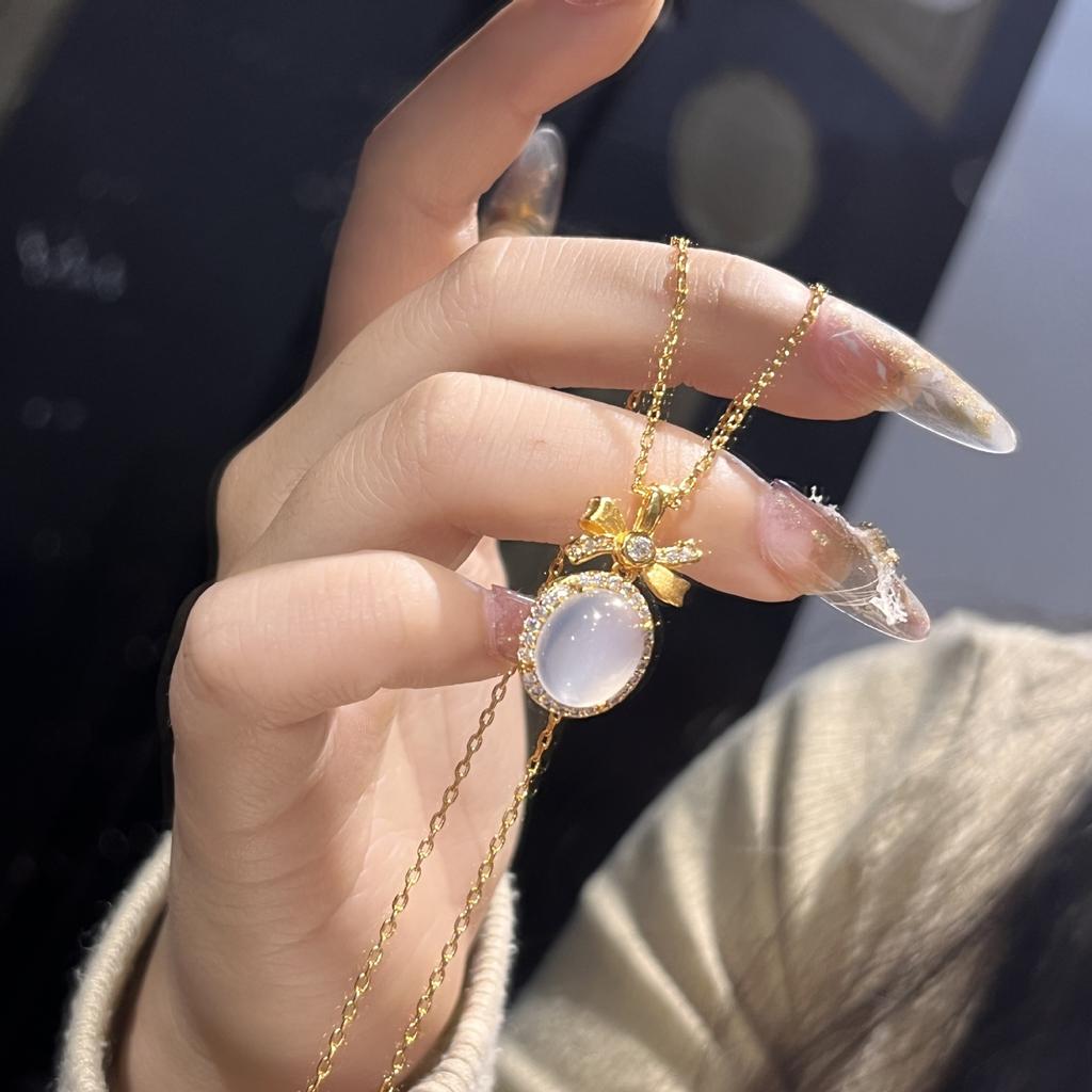 Księżniczka w Ucieczce Naturalny Wysoki Lód Chalcedon Jajko Gołębia Twarz Wisiorek z Kokardką Naszyjnik Lekki Luksus Kłódka 20