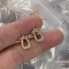 Boucles d'oreilles en Or 18K en Fer à Cheval Entièrement Pavées de Diamants en Forme de U Fei Jia - Design Polyvalent et Tendance pour Femmes