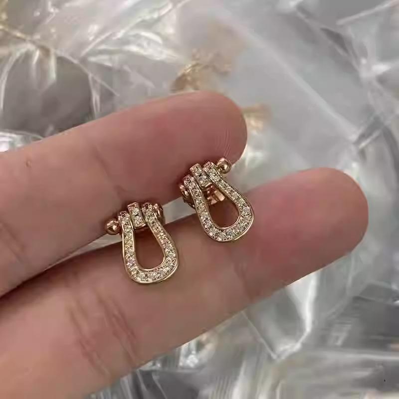 Boucles d'oreilles en Or 18K en Fer à Cheval Entièrement Pavées de Diamants en Forme de U Fei Jia - Design Polyvalent et Tendance pour Femmes