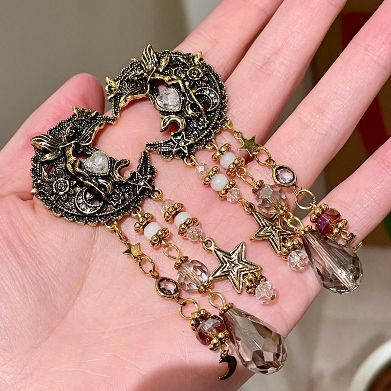 Pendientes de botón Vintage de Luna Dorada con Ángel y Borla de Cristal con Detalles de Esmalte