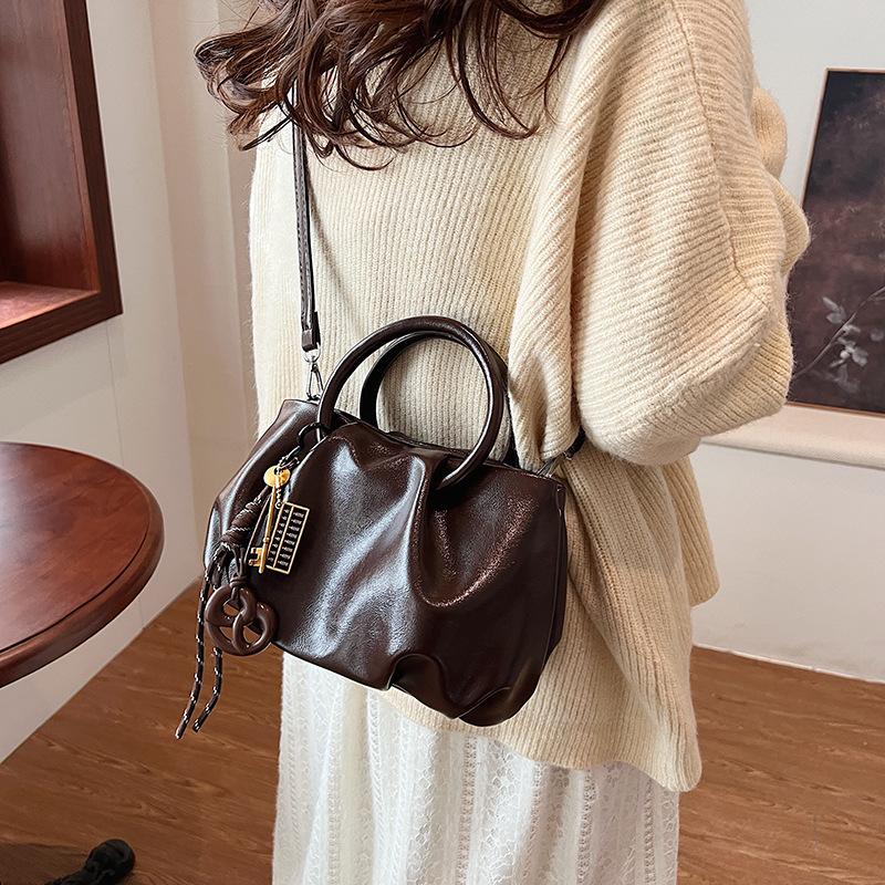 Niche textured bag women's 2025 new winter shoulder messenger bag high-end portable pleated cloud bag