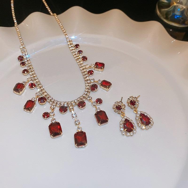 Quadratisches Ohrstecker- und Halsketten-Set mit Diamanten - ein schickes, luxuriöses und hochwertiges zweiteiliges Set mit exquisiter Eleganz