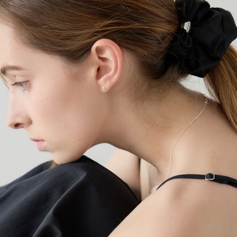 

aphrose logo frame 100% silk scrunchie (black) silver