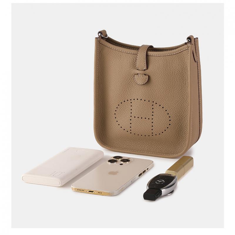 Mini Schulter-Crossbody-Tasche aus Vollnarbenleder, Fassförmige Box-Tasche, Weiches Kordelzug-Schnallendesign