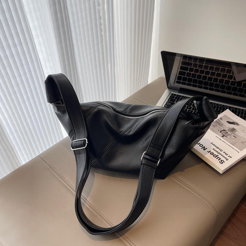 Large-capacity bag women's new simple and versatile shoulder messenger bag niche design commuter dumpling bag