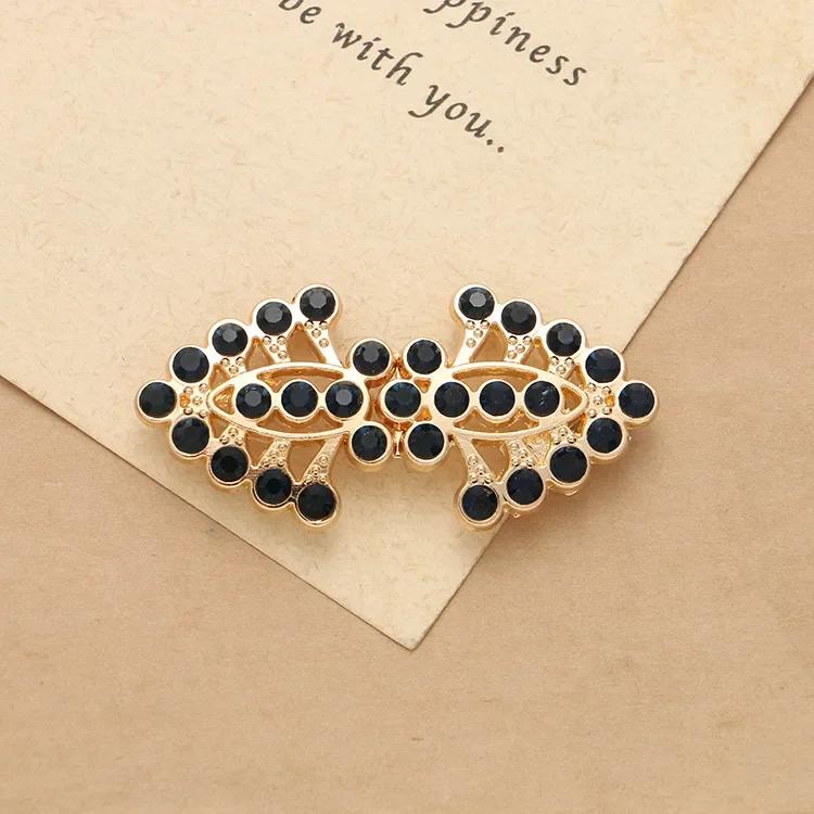 1 Pair Vintage Cardigan Collar Clips Holder Women Decor Shiny Crystal Cape Cloak Clasps Fasteners Buckle