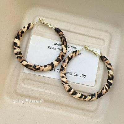 Exquisitos Pendientes de Aro de Cuero con Estampado de Leopardo para Mujer - Moda Elegante, Lujosa y Versátil.