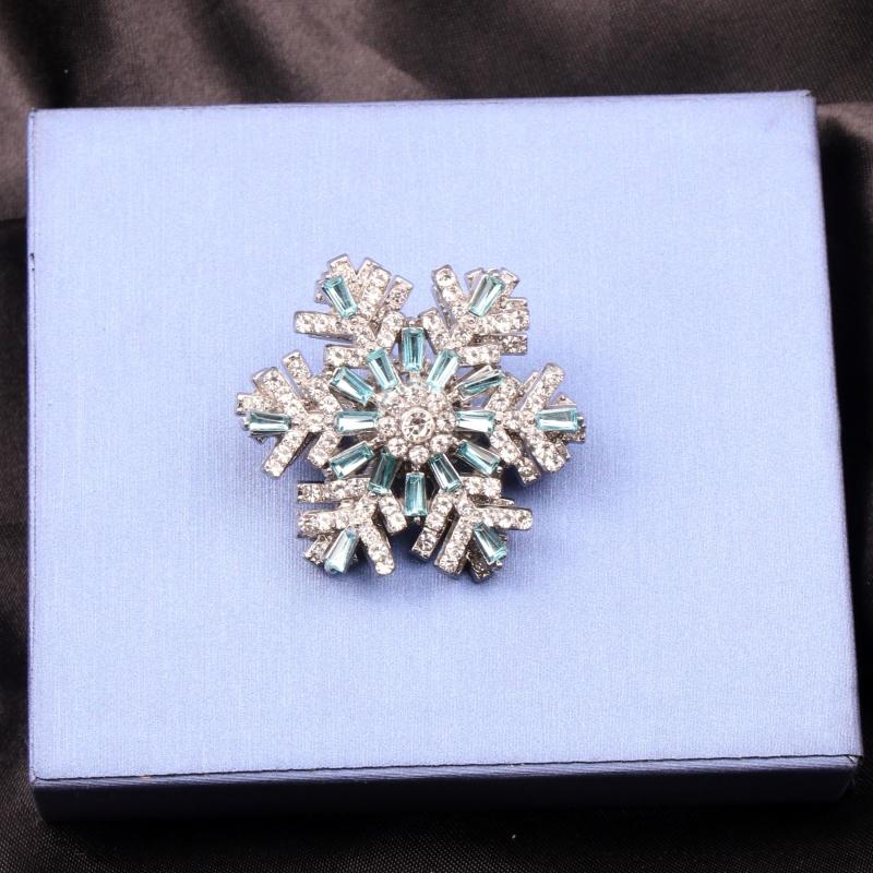 Klassische Damen Herren Elegant Exquisit Weihnachten Wirbel Schneeflocken Kristall Schalspangen Abzeichen Glänzend Boutique Anstecknadel Brosche