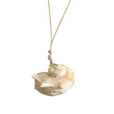 Conch Pendant Collarbone Necklace Crafted Of Shell and Cord Portable Jewelry for Women Beach Styles Accessory