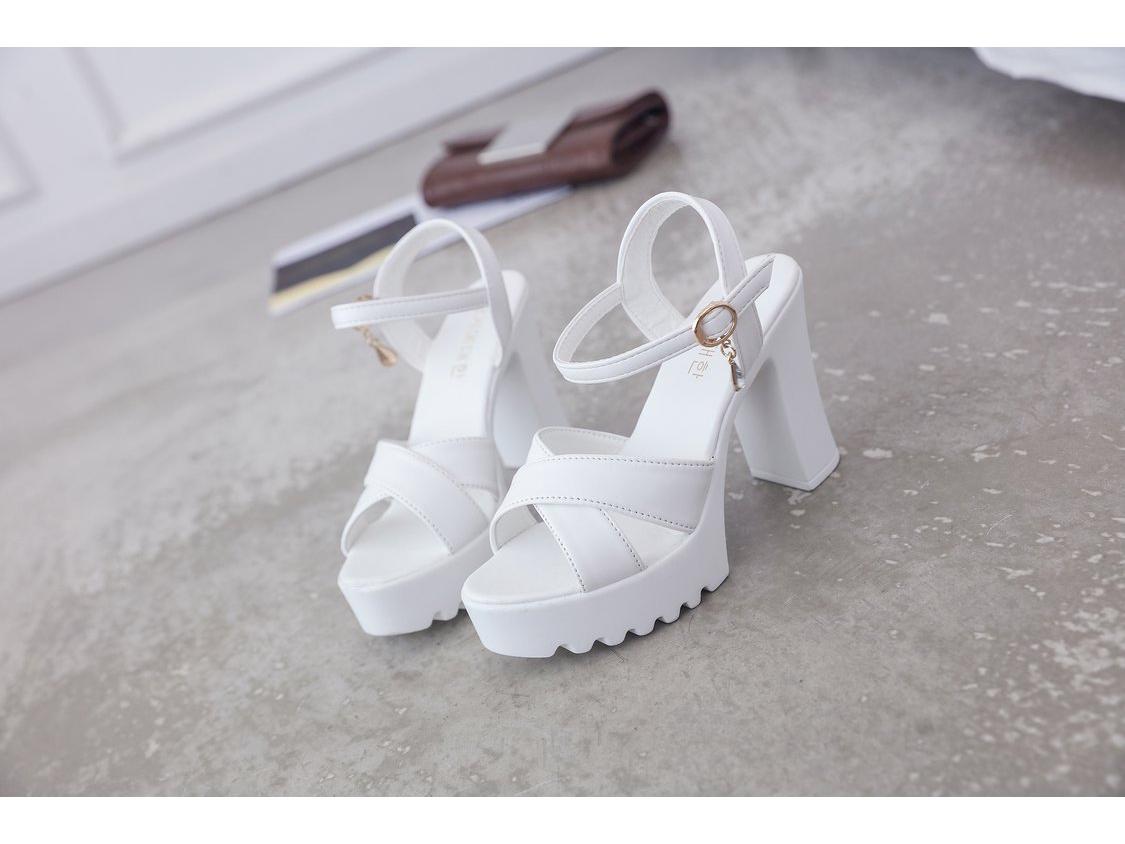 

Женские летние босоножки 2024 года на массивном каблуке с ремешком и пряжкой со стразами US 6 белый