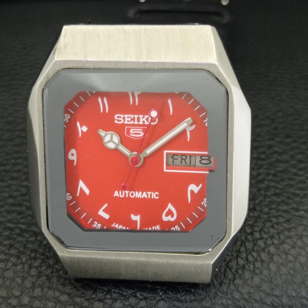 JAPAN VINTAGE SEIKO 5 AUTOMATIC MENS ARABIC RED COLOR DIAL WATCH A702452-5 R124-a702452
