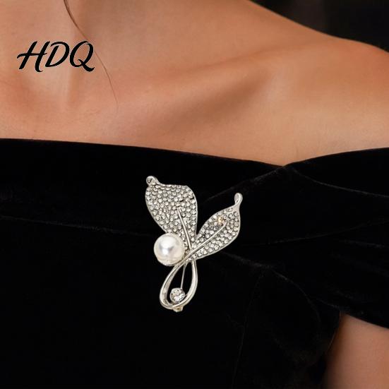 Elegant Leaf Brooch Pearl Brooch Rhinestone Decor with Strong Buckle Design Lapel Pin Fine Electroplating Sturdy Alloy Versatile for Coats And Bags