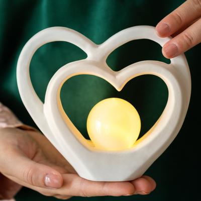 Minimalistická noční lampa pro pár Keramická soška páru držící lampu Abstraktní umělecká figurka páru Noční světlo pro domácí obývací pokoj ložnici noční stolek
