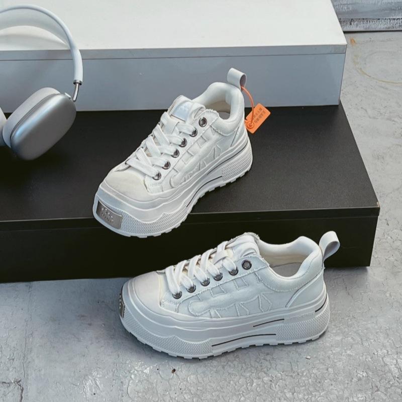 

Нишевый дизайн осенью 2024 года новые маленькие белые туфли женские толстые подошвы увеличивают рост повседневные туфли для досок универсальные спортивные одиночные туфли прилив 35 белый