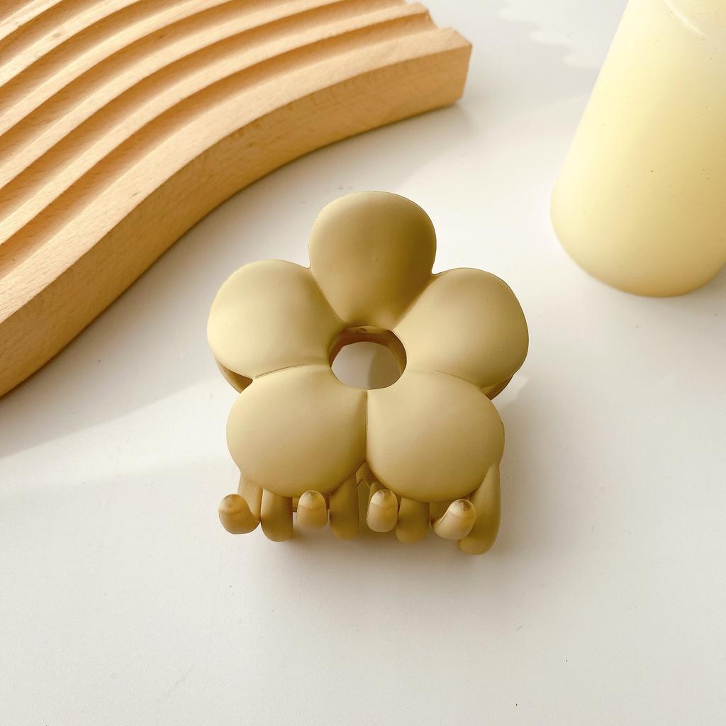 Beautifully Plastic Crafted Hair Claw Clips With Elegant Shapes And Vibrant Colors For Every Hairstyle Needs