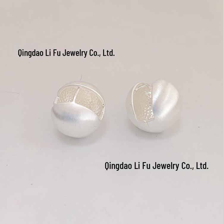 

Серьги-шары из матового серебристого металла Savi Blogger для темперамента холодного ветра