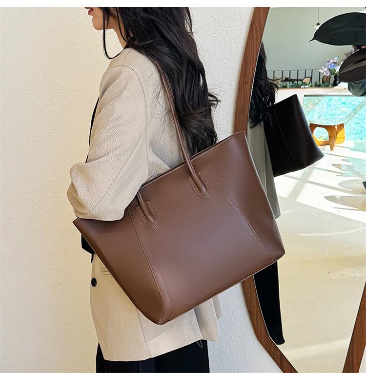 2025 Women's Large Capacity Tote Bag: High-End, Versatile Shoulder Bag for Autumn/Winter Commute or School.