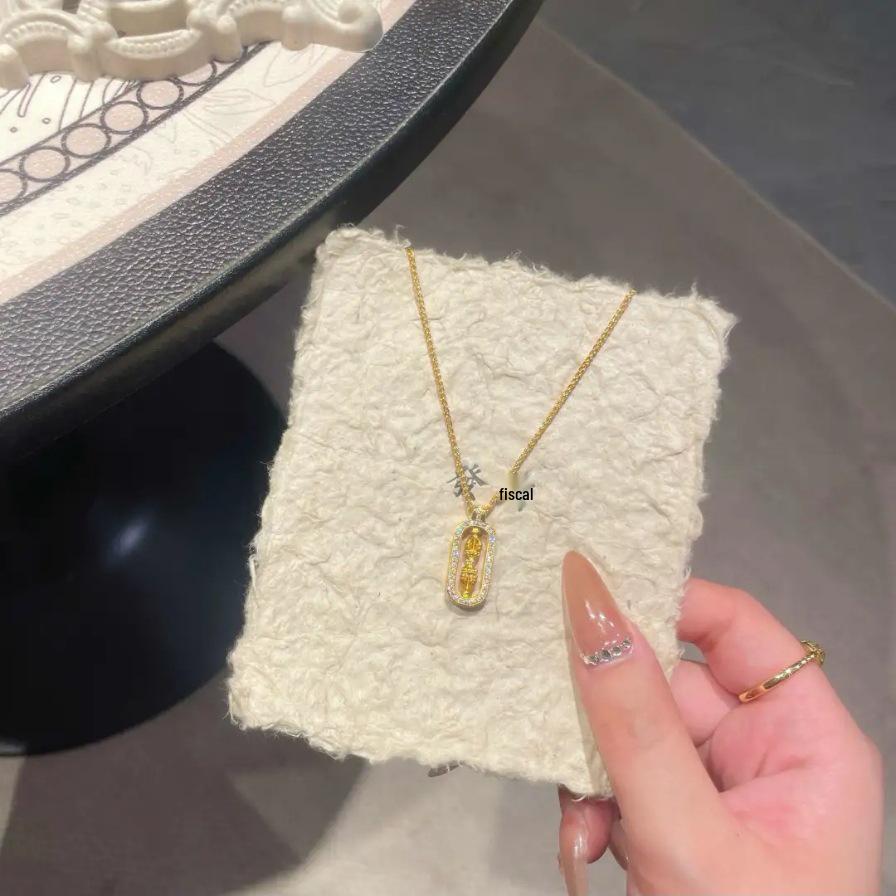 Vergoldete Halskette: Starker Farberhalt, Pixiu Vajra Design, Diamantanhänger, Stapelbare Luxus-Schlüsselbeinkette, Wei Xue-inspirierter Stil