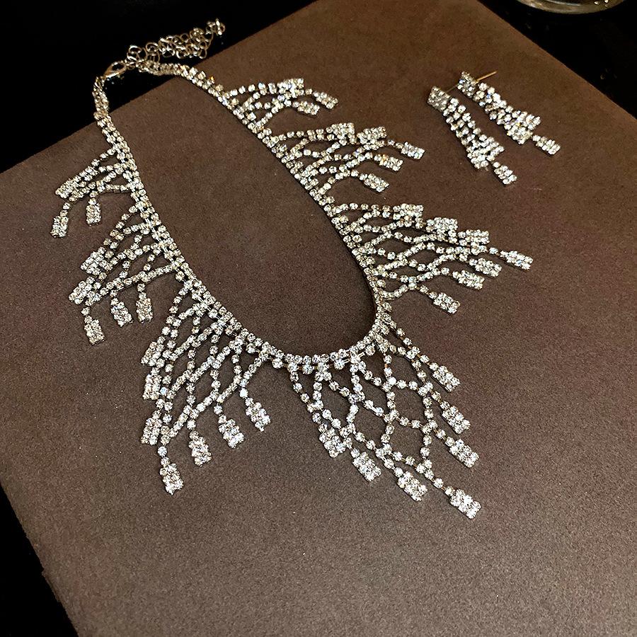 

European and American diamond-encrusted oval necklace earrings set exaggerated light luxury high-end collarbone chain niche fashion accessories