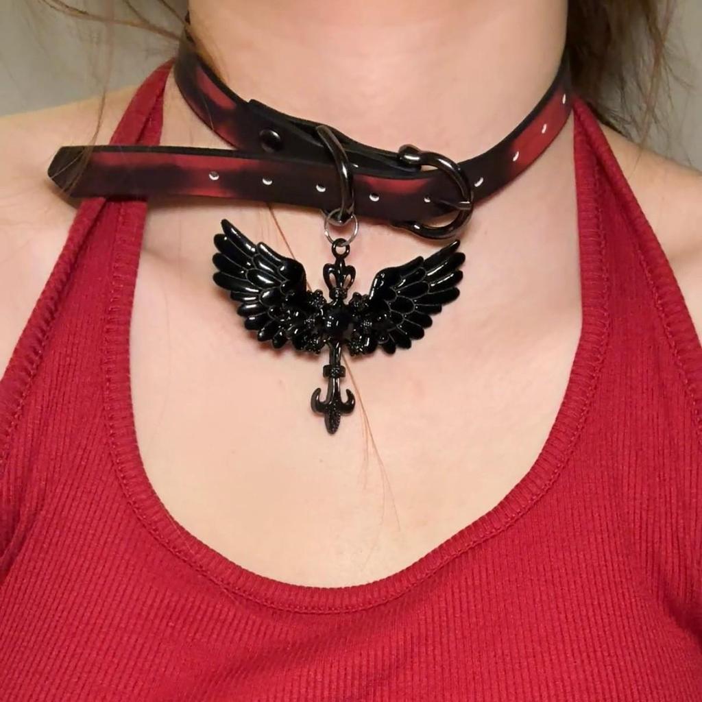 Chique Pittige Meisje Leren Bel Choker Ketting – Uniek Minderheidsontwerp