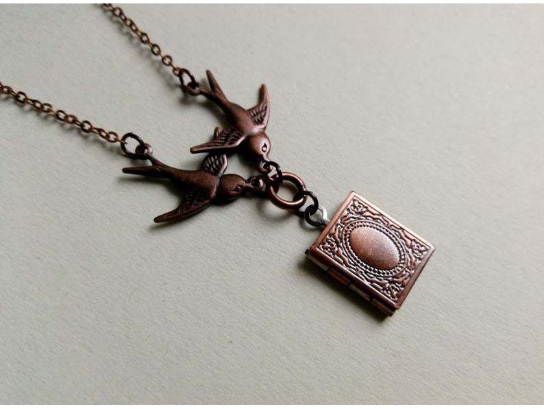 

Винтажный квадратный медальон-подвеска с ласточкой