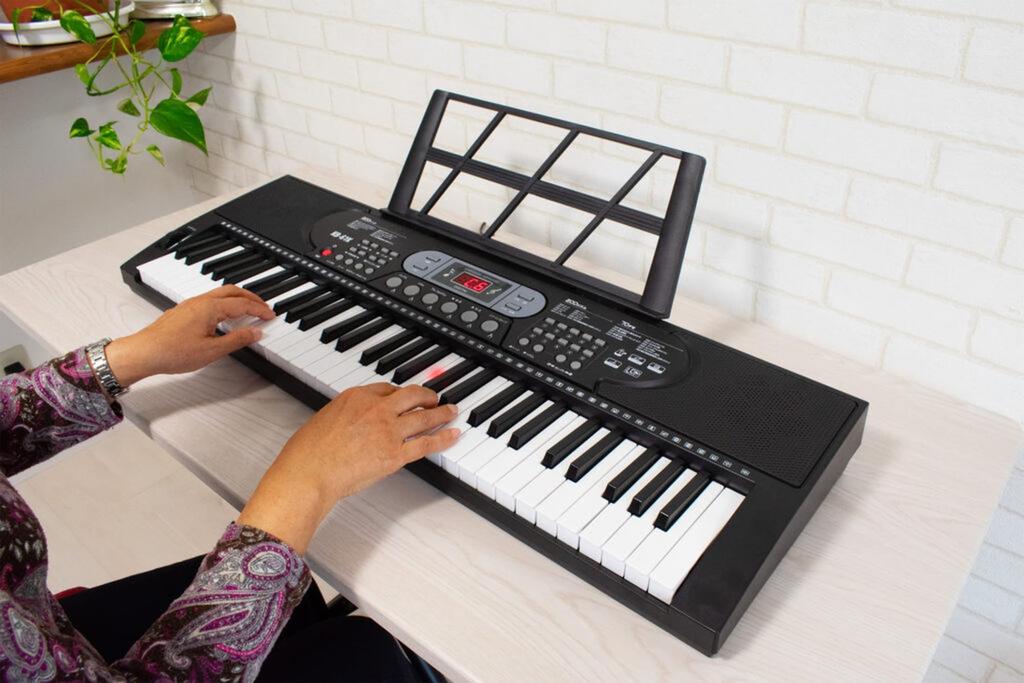 Tokyo Deco Leuchtende Tastatur Elektronisches Klavier 61 Tasten Tragbar 200 Töne 200 Rhythmen 70 Demo-Songs LED-Display Automatische Begleitung Übungsmodus