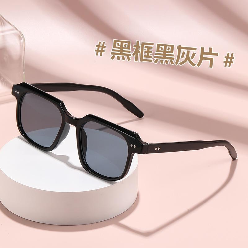 Stylish Rivet Sunglasses Square frame Sunglasses for Women Men Vintage Retro Trending Sun Eyeglasses Shades UV400 gafas de sol