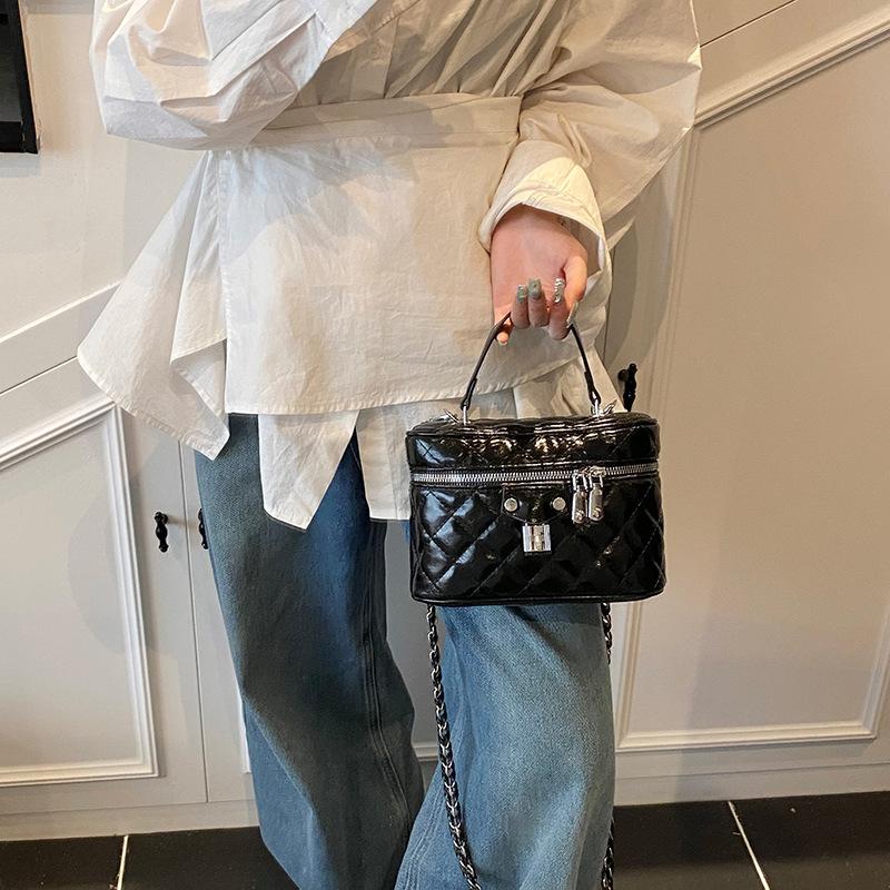 Rhombus Embroidery Thread Small Bag Women's 2025 New Spring and Summer Popular Popular Versatile Messenger Bag Fashionable Portable Bucket Bag