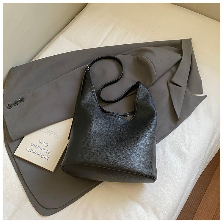 Simple bucket bag 2025 autumn new fashion trendy women's commuting temperament portable Korean version shoulder messenger bag