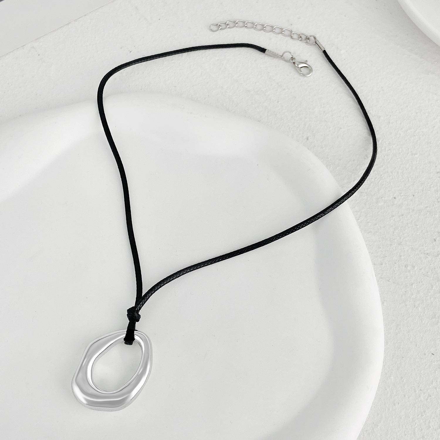 

Trendy Hollowed Out Large Heart Shape Pendant Necklace Clavicle Chain for Women Holiday Fashion Jewelry Accessories Gift