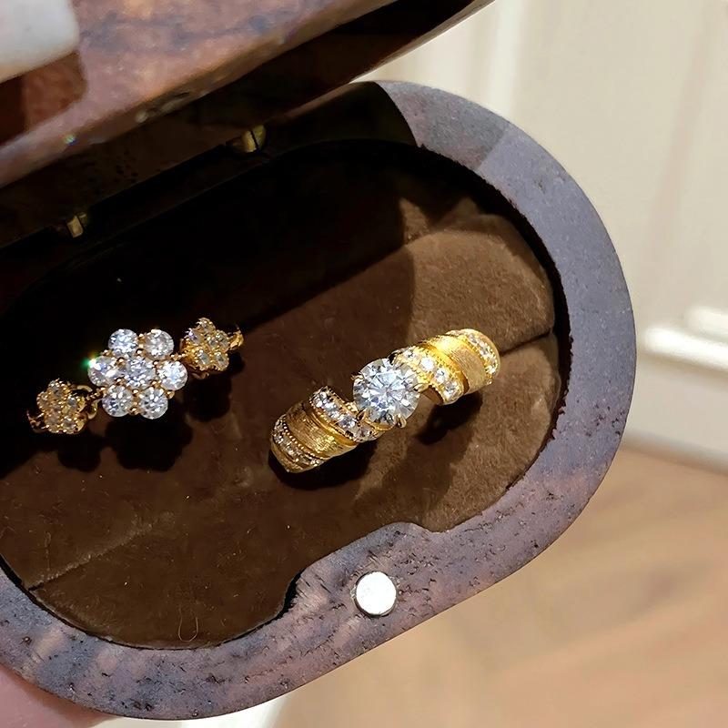 New In Light Luxury Vintage Palace Style Inlay Diamonds Rings for Women Stylish Opened Ring Wedding Party