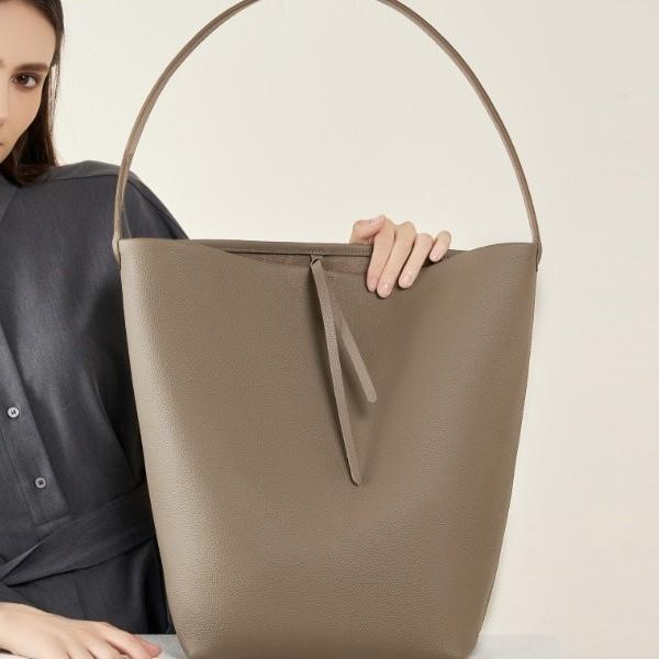 Top Layer Cowhide Large Capacity Women's Bag Versatile Bucket Bag 2025 New Commuter Shoulder Bag Lazy Style Tote Women's Bag