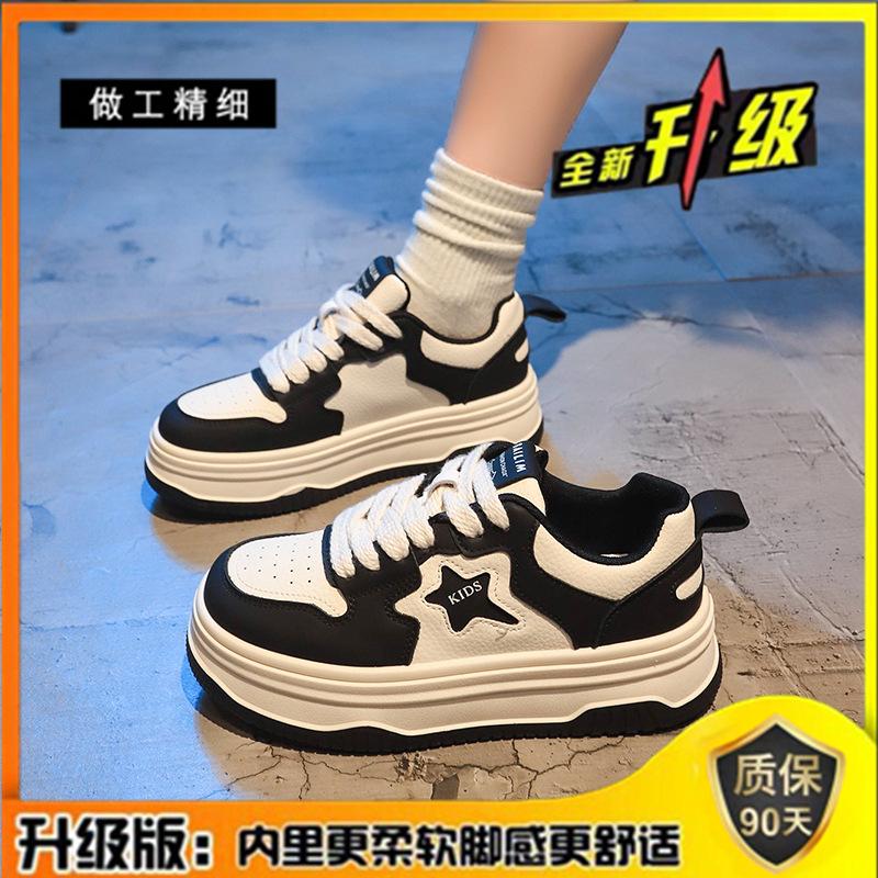 Super angesagte kleine weiße Schuhe für Damen 2025 neu Frühling und Herbst dicke Sohle Schuhe vielseitige schwarz-weiße Sterne Panda Schuhe ins Tide