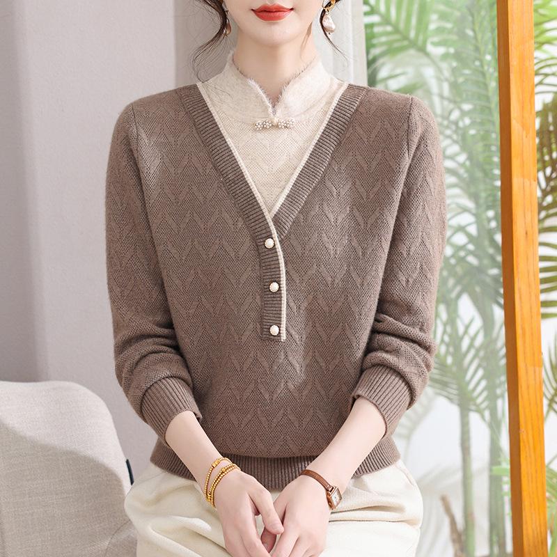 Mom's Stylish Improved Cheongsam Top: Middle-Aged Women's Velvet-Thickened Winter Sweater