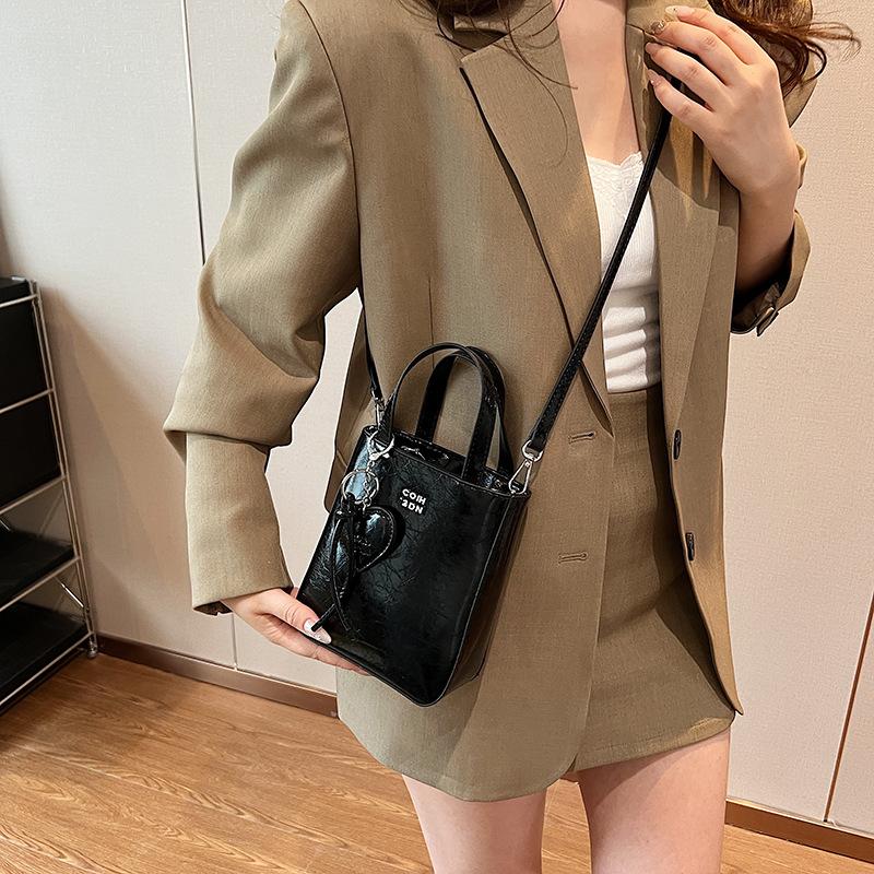 Crossbody bag women 2025 new bag summer versatile shoulder portable small square bag this year popular work small bag