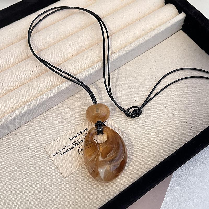 

Vintage Colorful Dyeing Resin Necklaces for Women Fashion Simple Oval Pendant Sweater Chain Necklaces Winter Jewelry
