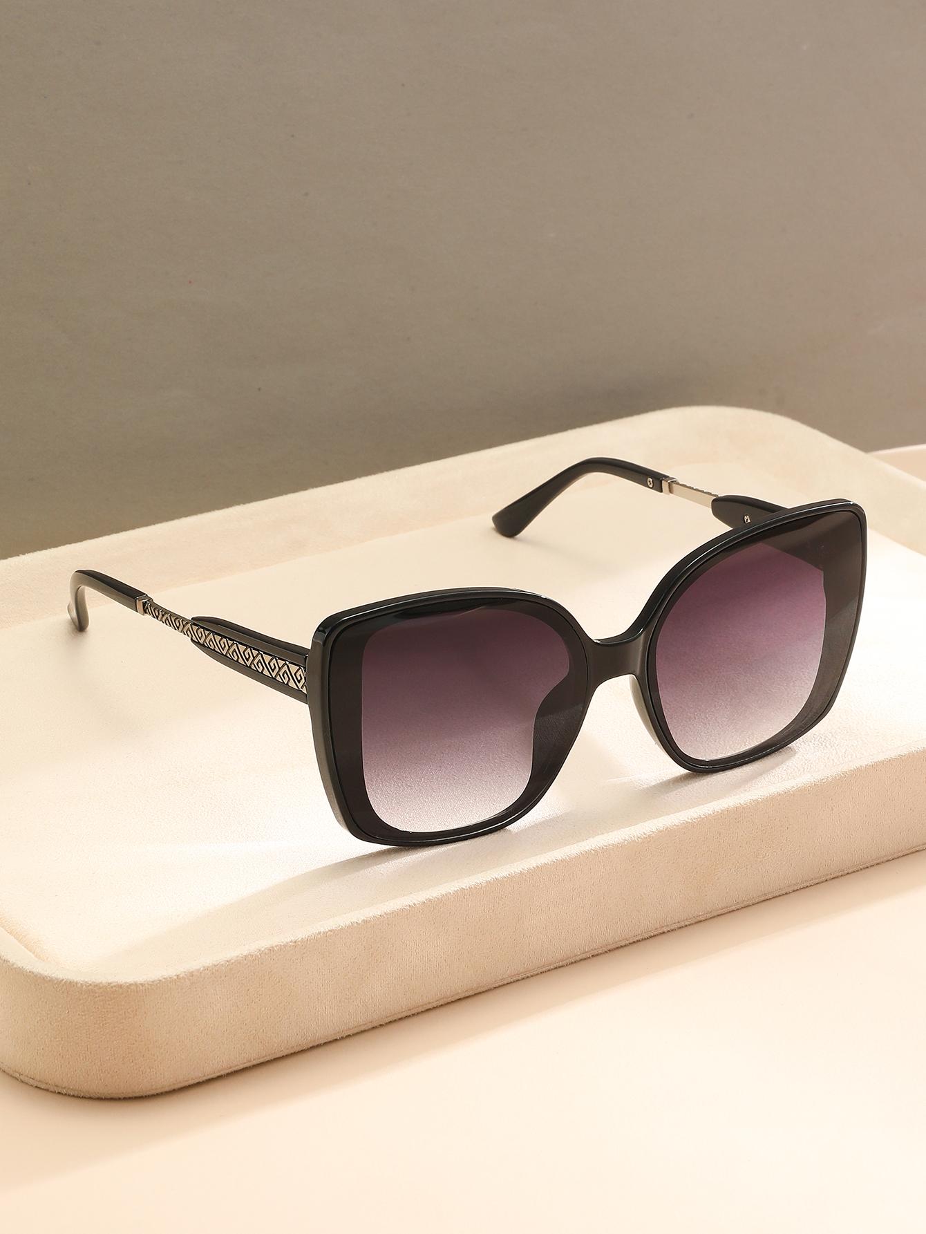 

Retro European And American Large Frame Fashion Glasses with Personalized Arm Design Suitable for Street Photography чорний