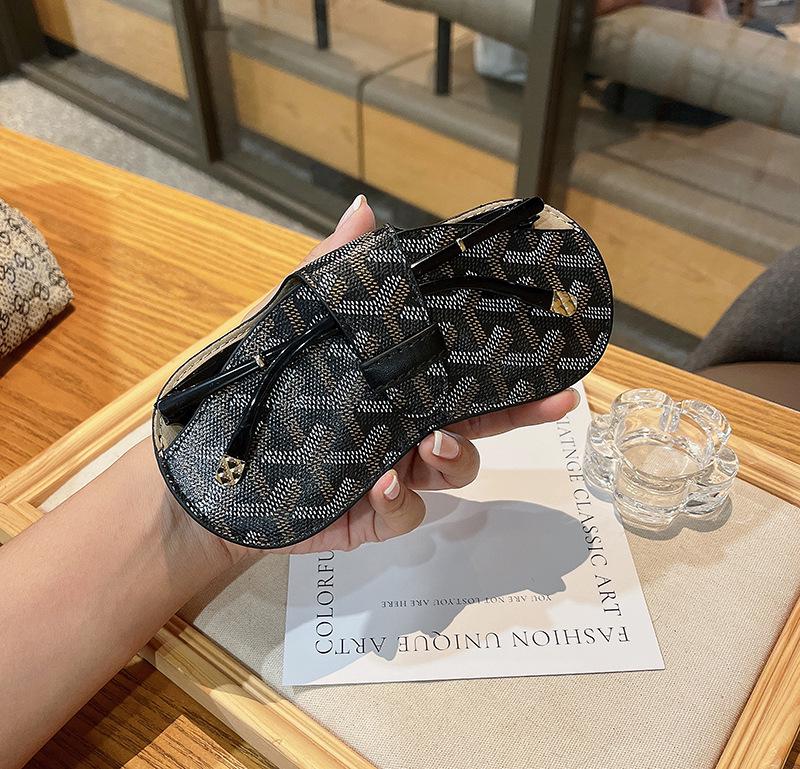 Stylish Universal Eyeglass Case with Lanyard: Myopia & Sunglasses Protection for Men and Women