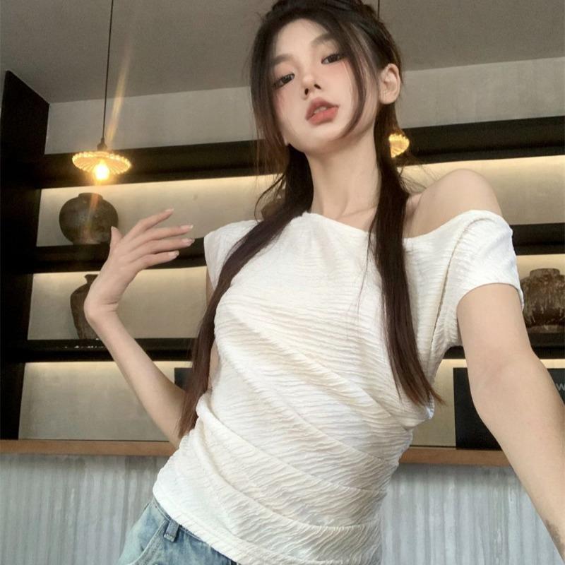 Sommer neues Mode-Designgefühl Nische schräge Schulter freiliegendes Schlüsselbein plissiertes Damen-T-Shirt