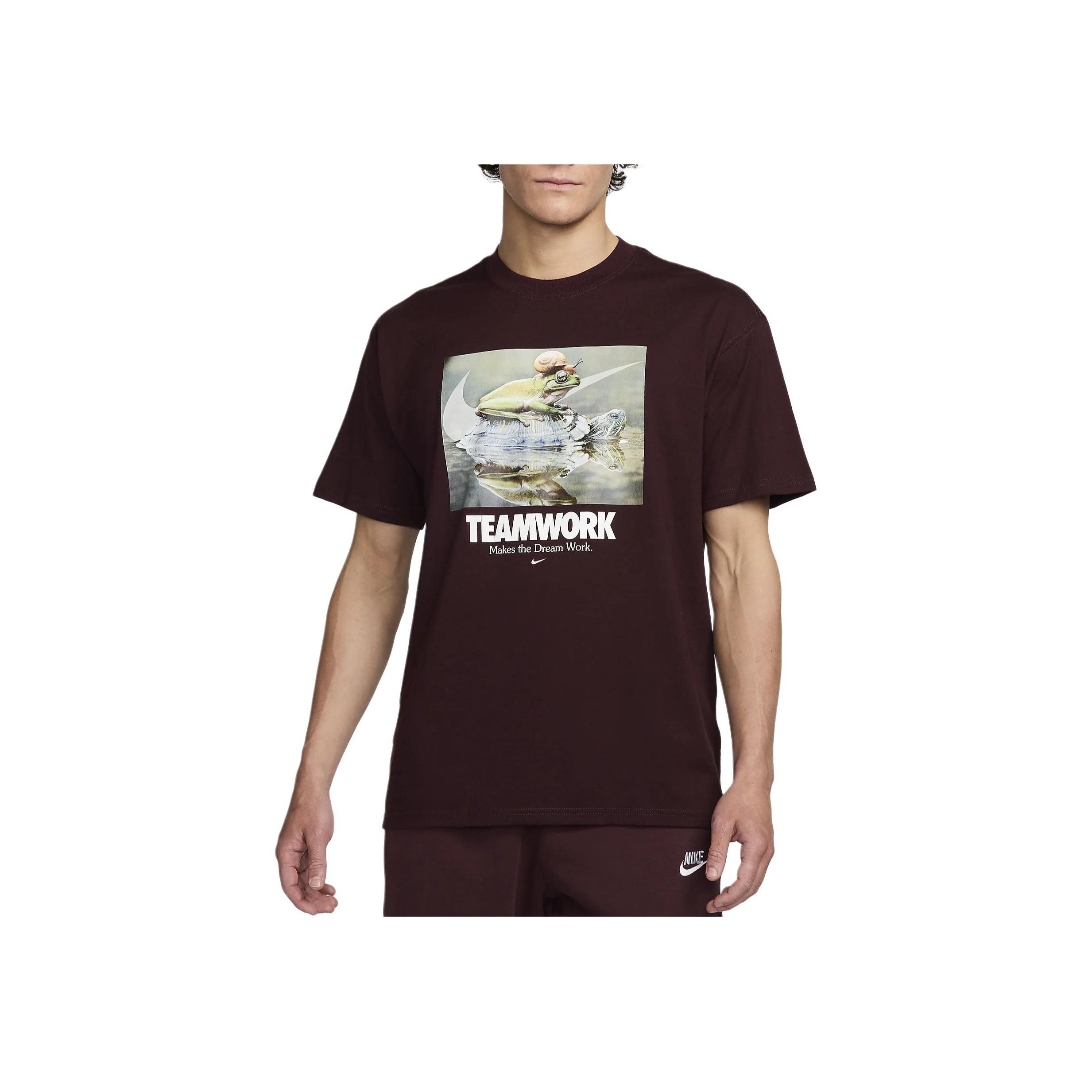 

Nike Мужская футболка с круглым вырезом, принтом и коротким рукавом, бордовая HF0002-652 M