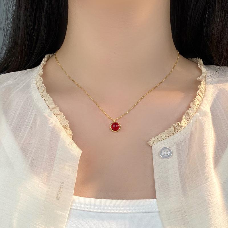 Exquisite rote runde Halskette für Frauen, luxuriös und luxuriös, präsentiert ein weißes Temperament, vielseitige Schlüsselbeinkette