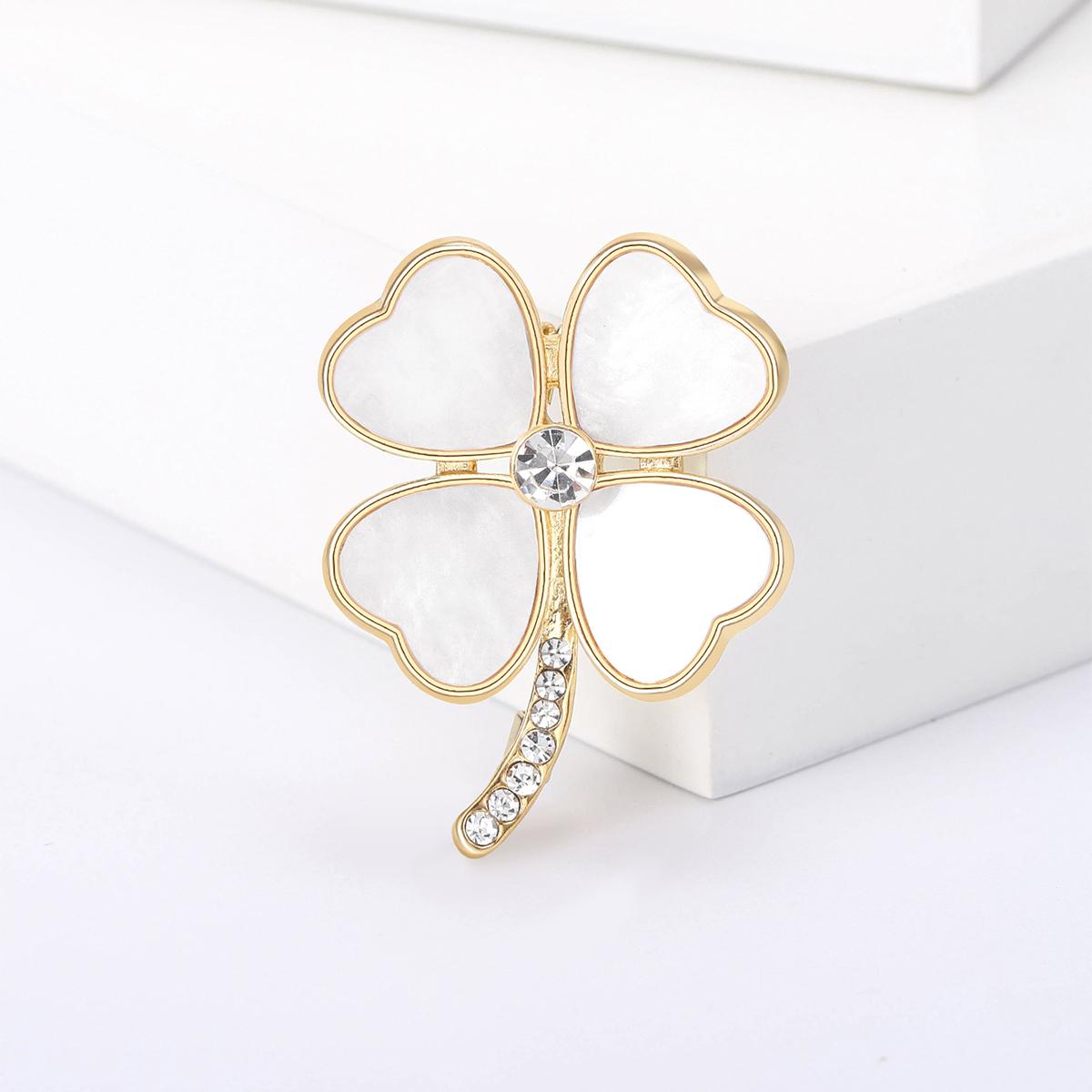 

St. Patrick s Day Luxury Shell Four Leaf Clover Brooches for Women Plant Pins Keychain Event Party New Gifts Jewelry Accessories